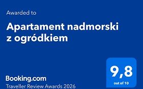 Apartament nadmorski z ogródkiem